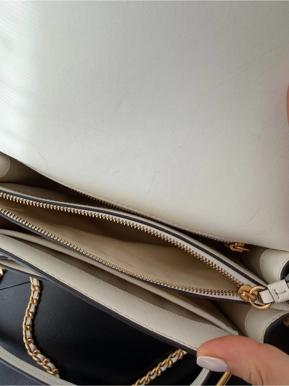 Tory Burch Cream Leather Crossbody with Gold Chain Strap - Picture 3 of 9